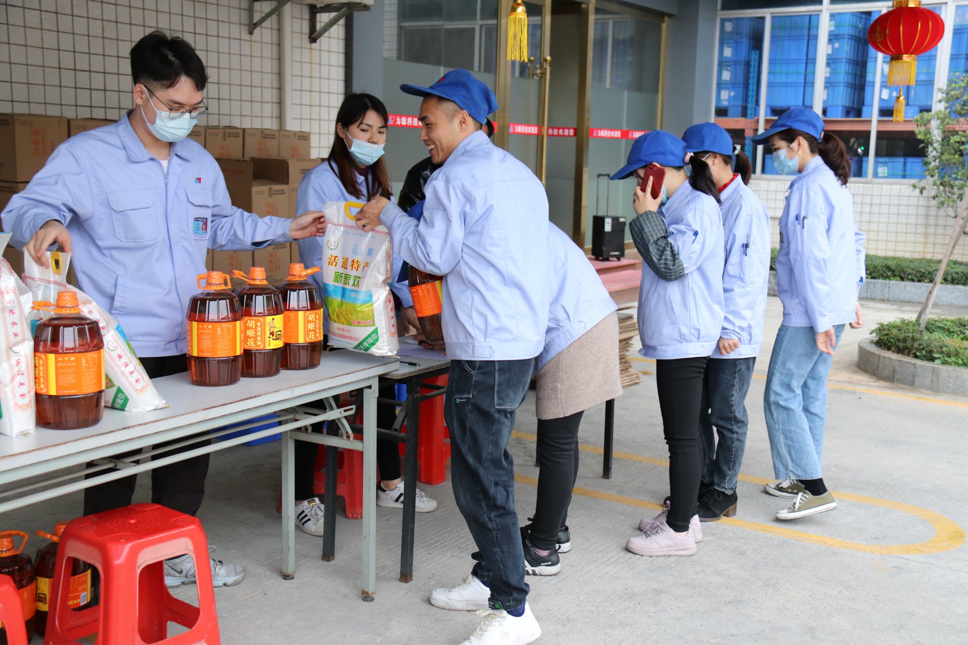 金牛送福，喜迎新春——力源科技向全體員工發放春節福利